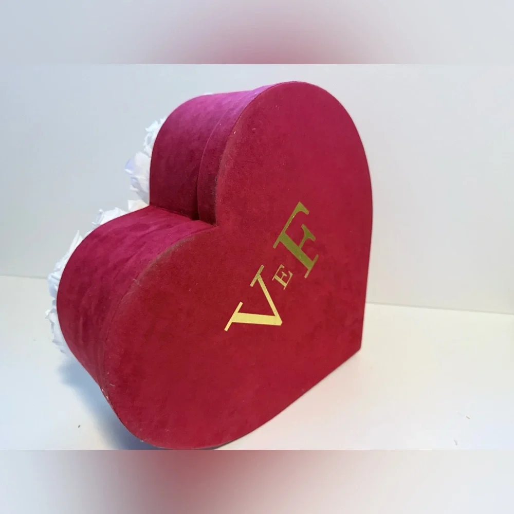 Venus Et Fleur Large Heart-Shaped Box with 36 Eternity White Roses - Picture 12 of 16